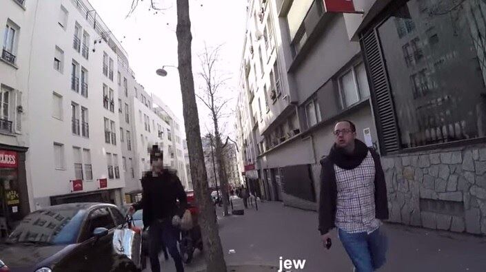 O jornalista declarou também que em momento nenhum realizou algum ato ofensivo contra as pessoas que o agrediram. Na imagem um homem fala para Klein de forma pejorativa: "Judeu!"
