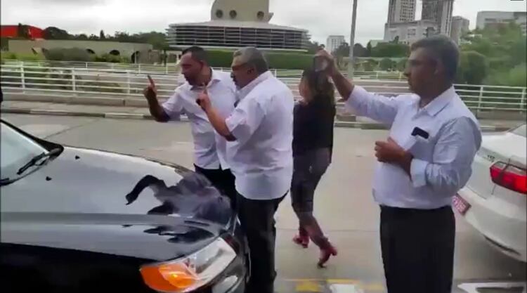 A briga entre taxistas e motoristas do aplicativo Uber esquentou nesta semana. Mensagens de áudio compartilhadas em grupos de WhatsApp usados por taxistas prometem uma "guerra". Supostos motoristas de frotas de táxi ameaçam incendiar qualquer carro preto que apareça no caminho deles, como forma de protesto à decisão da Justiça que proíbe o DTP (Departamento de Transporte Público) de apreender carros da Uber