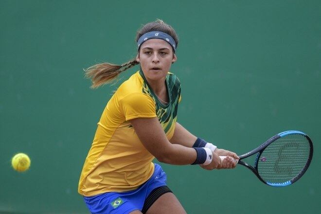 Carol venceu a mexicana Renata Zarazua com facilidade e avançou para as semis
