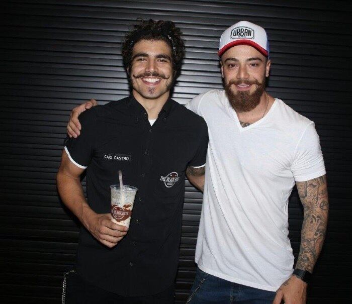 Caio Castro está cada vez mais empolgado com o ramo gastronômico. Dessa vez, o ator entrou em sociedade para inaugurar a unidade paulistana de uma hamburgueria com o chef Deco Sadigursky. Na ocasião, o famoso recebeu a presença de amigos como Felipe Titto
