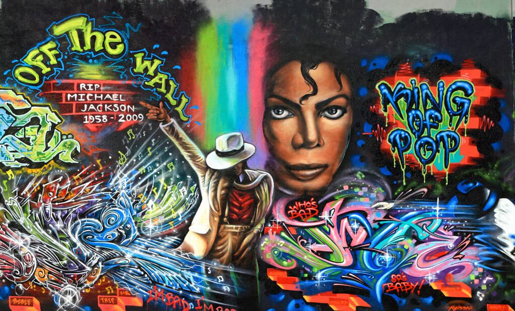 Aqui, um belo painel criado em homenagem ao artista em Santa Cruz, na Califórnia. Mistura elementos da cultura pop de Michael , com os anos de nascimento e morte. E a expressão RIP: Rest in Peace (Descanse em paz)