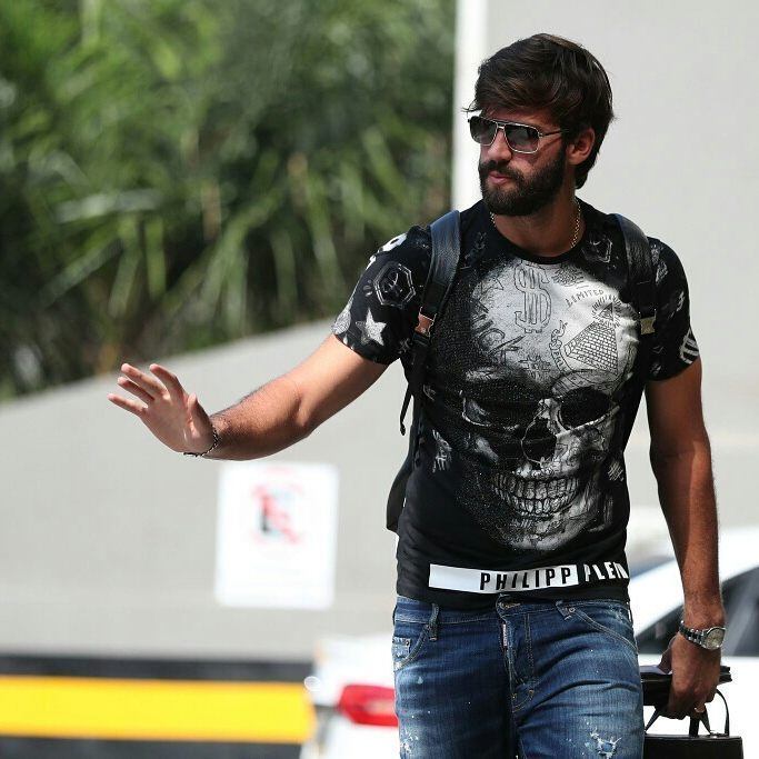 Questionado, Alisson foi um dos que desembarcam na capital gaúcha. O goleiro deve contar com torcida especial para o jogo contra o Equador, já que é de Novo Hamburgo. Apesar disso, jogará na Arena do Grêmio, time rival ao Internacional, seu último clube no Brasil