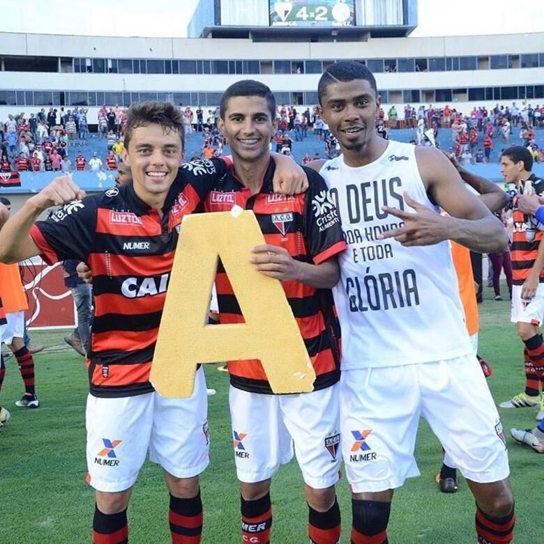 À esquerda na foto, lateral Matheus Ribeiro fechou com o Santos