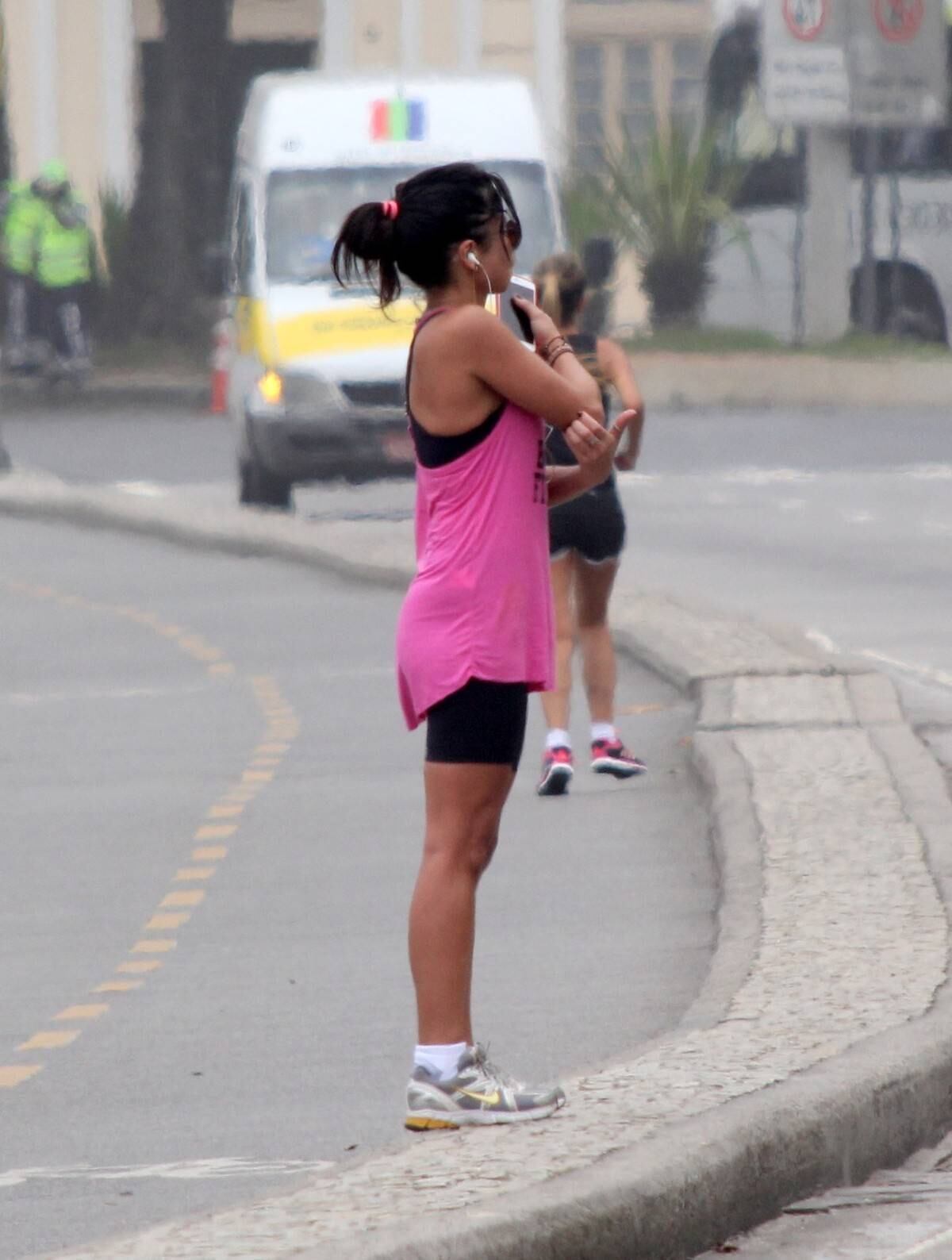 Anna Lima é clicada durante exercício físico nesta segunda-feira (26)
