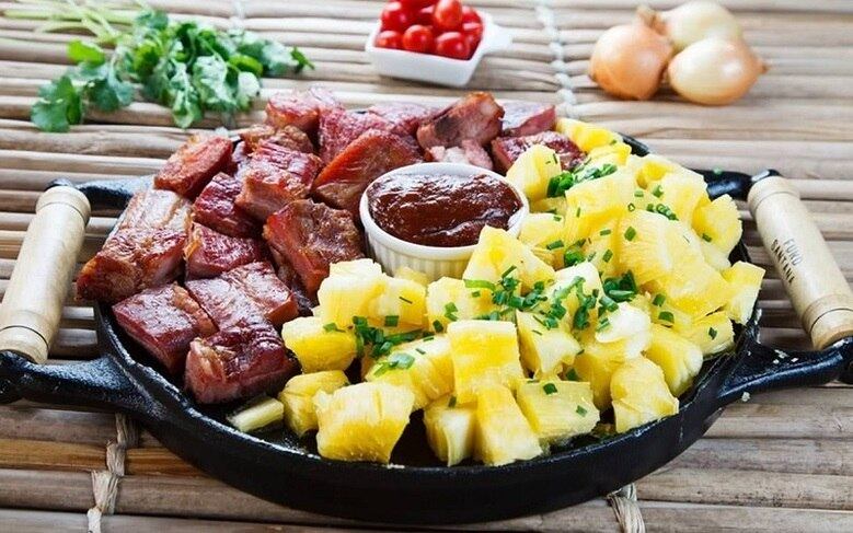 Blá Blá Bar
Prato - Espia Só: costelas de porco defumadas ao barbecue de goiabada cascão ,com mandiocas cozidas na manteiga de garrafa.
Endereço: rua Montes Claros, 495 - Sion