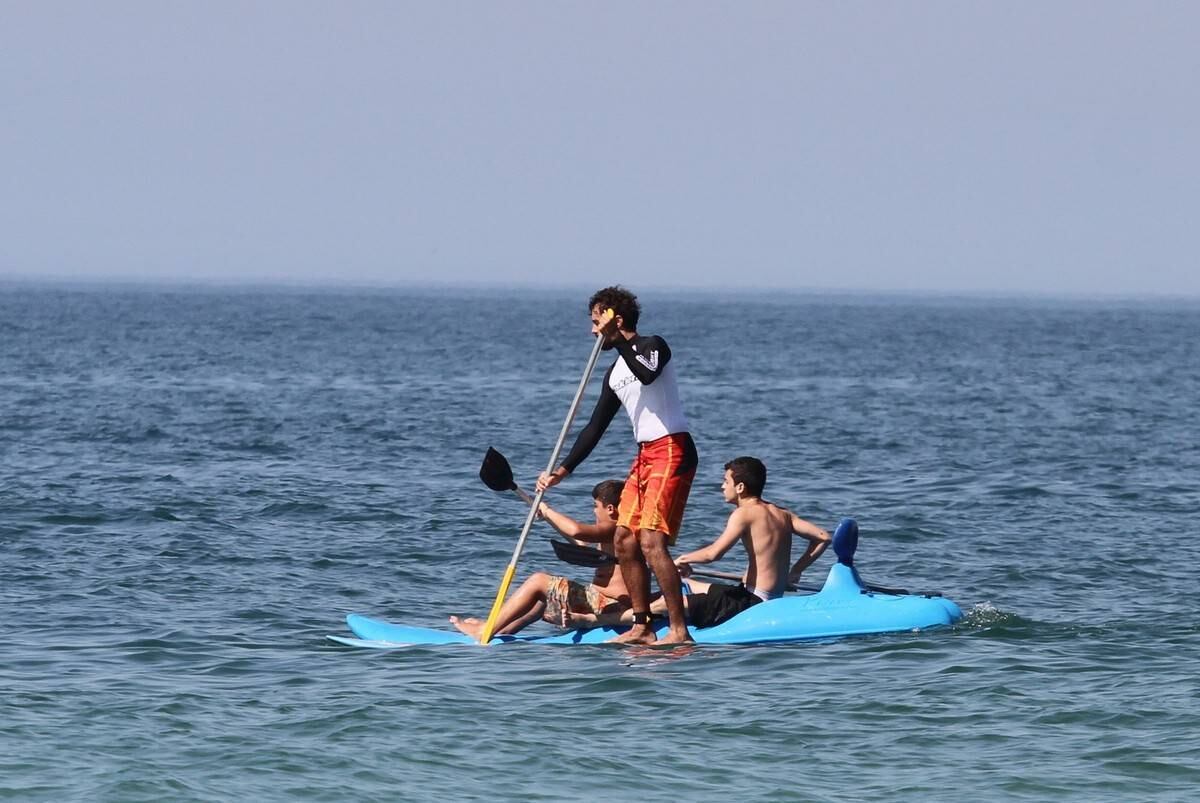 Bruno Gagliasso e Ricardo Pereira praticam stand up paddle na praia da Barra da Tijuca, no Rio