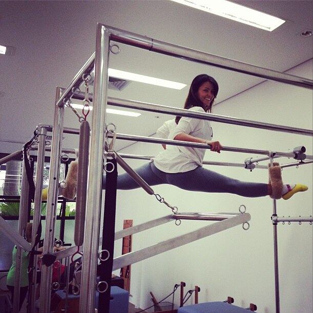 

Praticar pilates não é muito fácil, mas a morena tem muito
talento, equilíbrio e elasticidade

