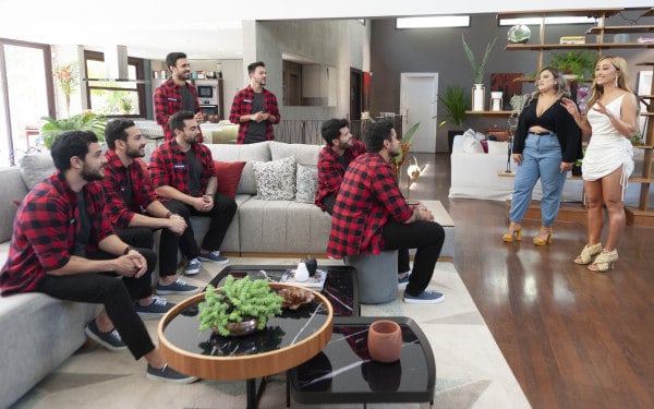 Sete pretendentes entram na disputa para impressionar a modelo Isis Simões no Game dos Clones