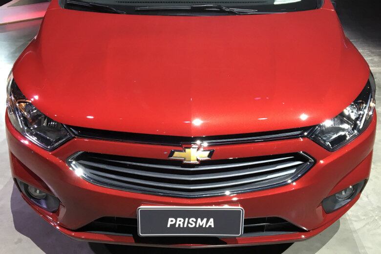A dianteira é idêntica à do Onix e remete ao estilo do novo Cruze, com as linhas globais da Chevrolet. Na versão mais cara, traz cromados na grade frontal, entregando maior refino estético