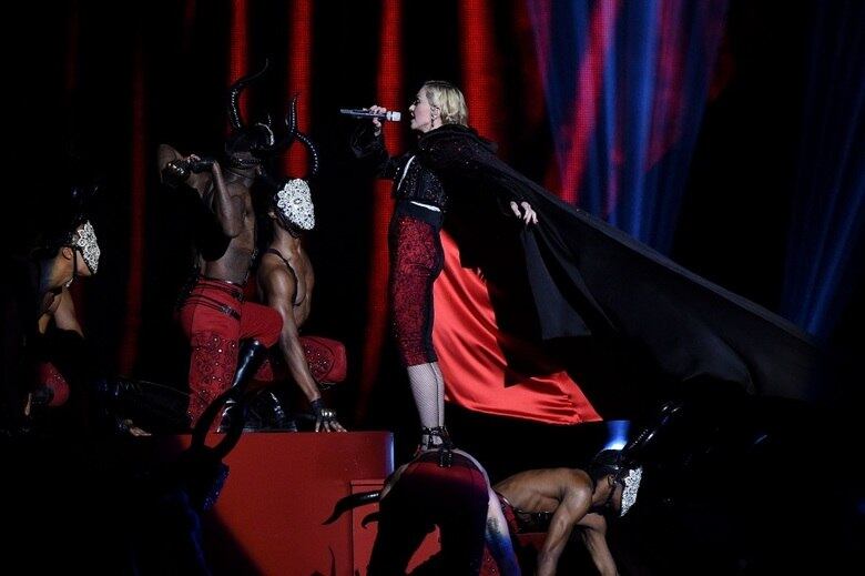 Madonna também não está nem aí que levou o maior tombo na TV. Ela já ganhou R$ 2 bilhões ao longo da carreira