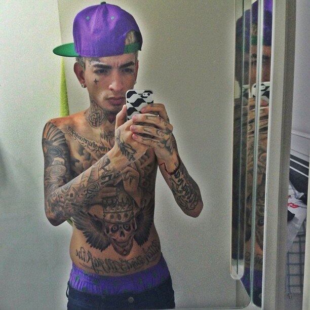 Nesta foto, MC Guimê está até usando um boné com as cores do Coringa: roxo e verde