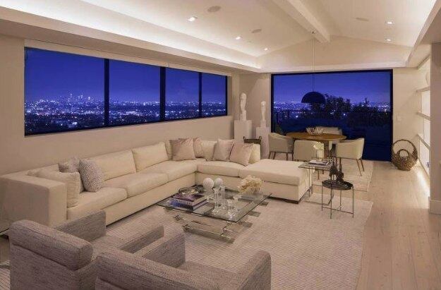 Apesar de moderno, a mansão foi construída em 1979 e comprada em 2016 por ela