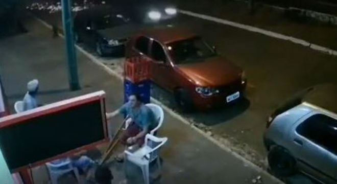 A vítima, sentada e de costas para a rua, foi surpreendida pelo pneu desgovernado