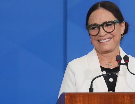 Regina postou, nesta quinta (4), uma série de imagens com informações sobre a gripe espanhola