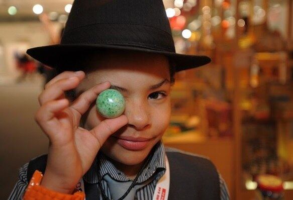 Harli Jordean 

Quando o inglês Harli
Jordean tinha oito anos, os meninos mais velhos da escola o cercaram e roubaram sua
coleção inteira de bolinhas de gude. Ao procurarem na internet algum site que
vendesse novas bolinhas, para repor o prejuízo, ele e sua mãe não conseguiram
encontrar nada. Foi então que, ao invés de se sentir frustrado, Harli teve uma
grande ideia: por que não montar a sua própria loja de bolinhas de gude e
vender para o mundo inteiro?


A Marble
King se transformou em um negócio altamente lucrativo. Entre as centenas de opções
de modelos, há as raridades, os colecionáveis, e até mesmo bolinhas de gude
gigantes, com 50 milímetros de diâmetro, tudo a preços a partir de R$ 6. Para
ajudar a administrar o negócio, Harli, hoje com 12 anos, contratou sua mãe e irmãos para o quadro
de funcionários
