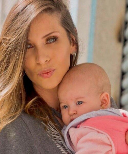 Lizi Benites mostrou seu bebê com olhos da mamãe
