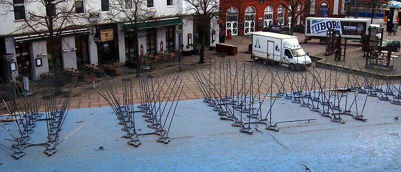 Um exemplo de espinhos antiaves usados em edifícios