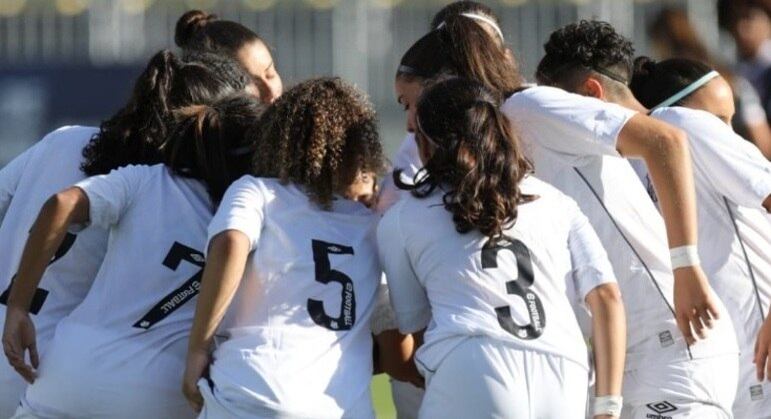 Jogadoras do Santos reunidas; Sereinhas da Vila precisam de vitória por dois gols