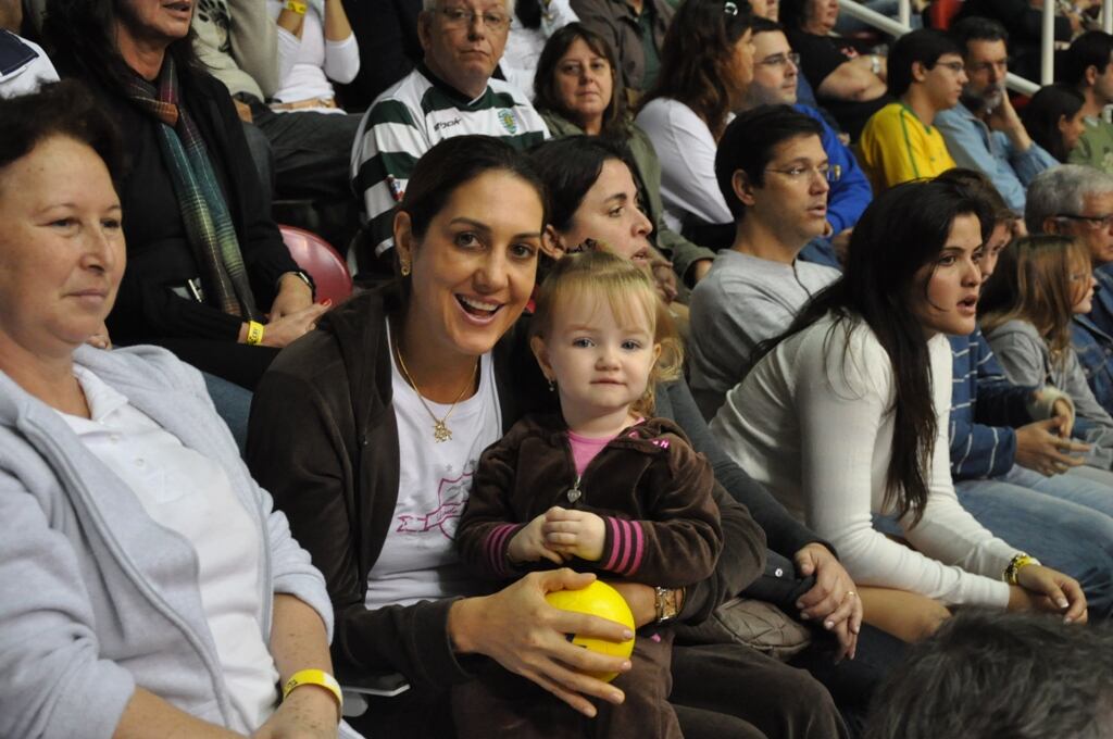 Uma das maiores levantadoras da história do vôlei, Fernanda Venturini interrompeu a carreira para o nascimento de sua primeira filha com o técnico Bernardinho, Julia, em dezembro de 2001, mas voltou às quadras logo no ano seguinte. Jogando em alto nível, ainda participou das Olimpíadas de Atenas, em 2004, e, após idas e vindas no campo profissional, teve a segunda filha, Vitória, em 2009. Ainda assim, dois anos mais tarde e aos 41, disputou a última Superliga de sua vida como titular da Unilever