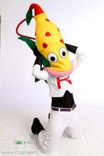 Nesse cosplay, o Pokémon Weepinbell está atacando um membro da Equipe Rocket