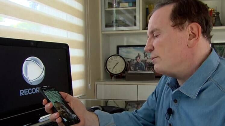 Reginaldo Teixeira conversou com
Roberto Cabrini por telefone e desmentiu a versão de Ingrid. "O Antony convidou
várias meninas para ir a Manchester (UK) e teve relações com elas. Ela
[Ingrid] sabia disso claramente. Ele nunca utilizou esse tipo de serviço de
remessa de dinheiro" 