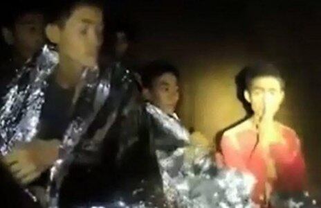 Adul Samon (à direita), na caverna