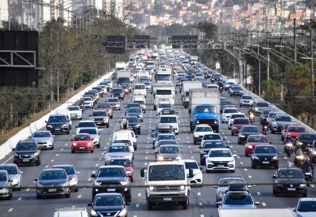 SP - TRÂNSITO - GERAL - Trânsito intenso na marginal Pinheiros sentido Interlagos em São Paulo (SP), nesta sexta-feira (29). 29/07/2022 - Foto: RONALDO SILVA/FUTURA PRESS/FUTURA PRESS/ESTADÃO CONTEÚDO