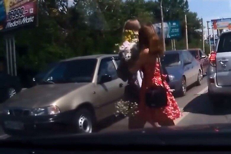 Fora da faixa tentando atravessar no meio da avenida