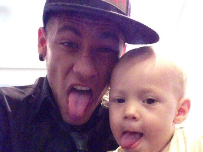 Neymar tem ensinado até o filho, Davi Lucca, a fazer a mesma careta!