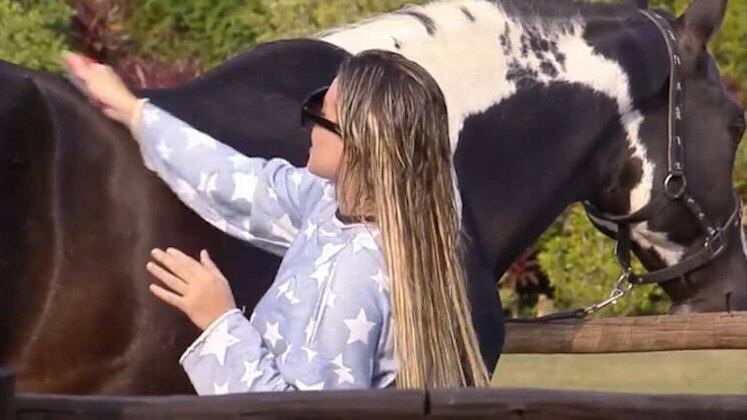 Tema de música

Ao longo da temporada, ele ganhou um hit para chamar de seu: Colorado, meu amor, interpretado por ninguém menos do que Kally Fonseca! A peoa, que chegou em Itapecerica da Serra com medo do animal, mas superou e logo se apaixonou nas primeiras semanas de reality. 