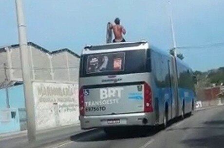Jovens circulam no teto de ônibus do BRT por volta das 14h30