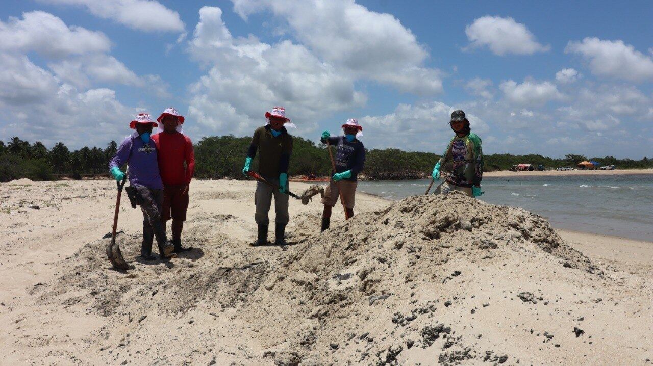 Em Barreiros, pás e equipamentos improvisados para remover o óleo