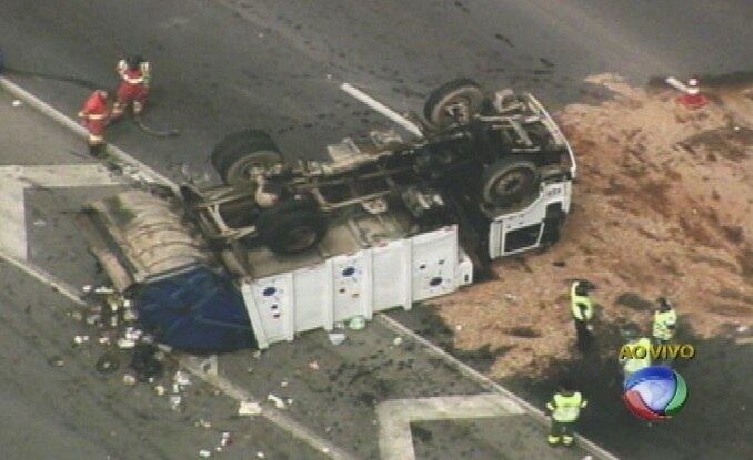 Caminhão tombou no km 19 da rodovia Ayrton Senna
