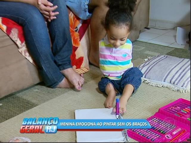 Ela pinta e desenha desde mais nova. Segundo o pai, Anderson Alves, ela gostar da atividade é totalmente instintivo.
— Colocamos os materiais na frente dela, e ela foi criando esse tato pra pegar os pincéis