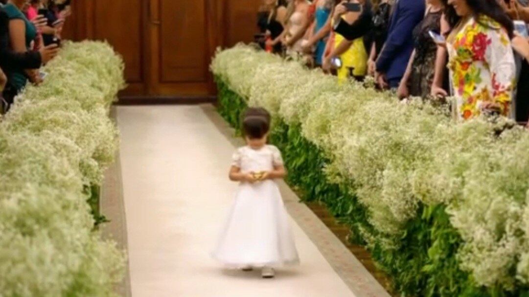 O casamento tem seu início na igreja com a entrada da daminha de honra 