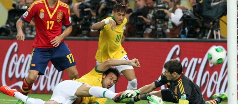 A seleção brasileira mostrou o seu valor para valer na Copa das Confederações. Na única competição oficial do ano, a equipe apresentou a velha habilidade, mas desta vez aliada a uma aplicação tática feroz. Mesmo os jogadores de ataque marcavam firme e a todo momento sufocavam os adversários. Deu certo durante toda a competição.

Depois de uma campanha incontestável, a seleção brasileira não se importou com o então melhor time do mundo Espanha. Diante de 73 mil torcedores, Fred e Neymar (duas vezes) fizeram os gols que não só deram o título como recolocaram o Brasil no patamar de onde nunca deveria ter saído