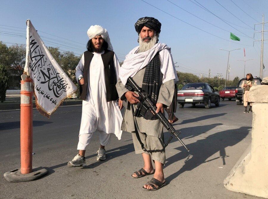Homens do talibã nas ruas do Afeganistão