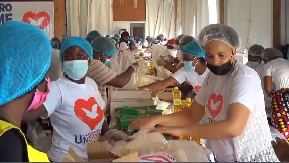 Voluntários trabalham para entregar alimentos