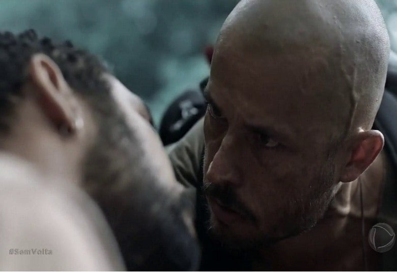 Chantagem
Silvio Guindane também gosta da cena em que ele chantageia
Solis (Roger Gobeth) após descobrir que o rapaz pediu dinheiro a Claire
(Cláudia Mauro) para salvar Suzana (Juliana Schalch).
— Eu acredito que esta cena é muito boa!