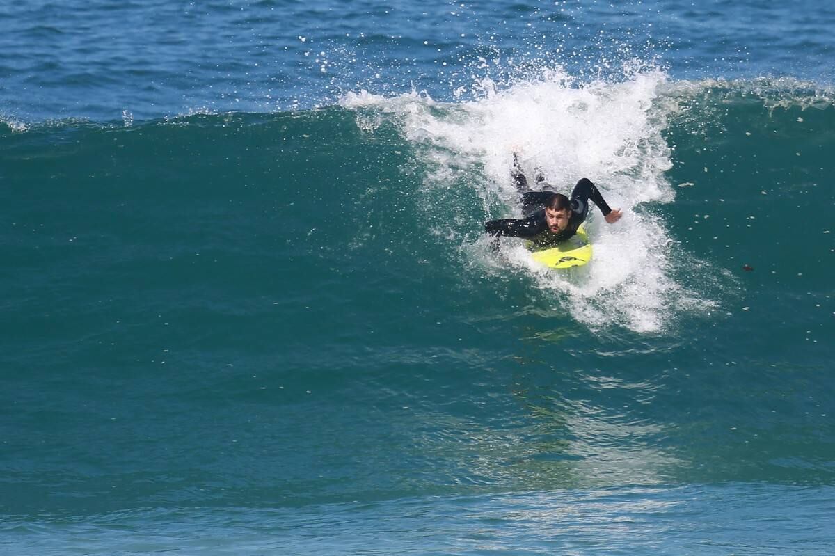 Cauã Reymond surfou no Recreio dos Bandeirantes nesta segunda-feira (21)