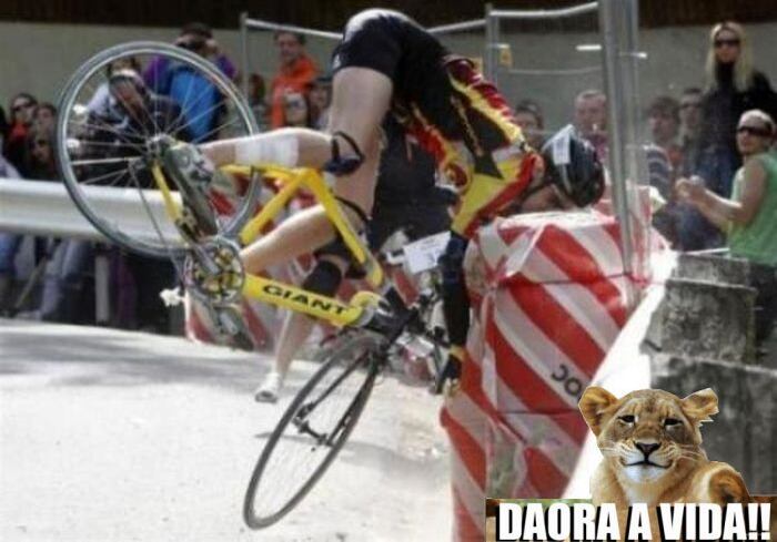 Capacete não ajudou muito, né?