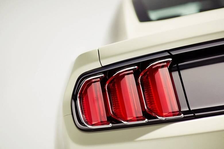 As lanternas divididas em três seções verticais também preservam o formato original, embora estejam mais modernas