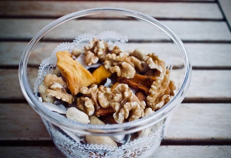 Para aquela fome que bate à
tarde, a sugestão é investir em um mix de oleaginosas, como amendoim, castanhas
e amêndoas.