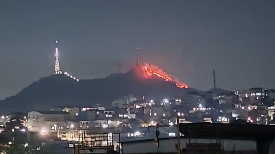 Incêndio atinge o Pico do Jaraguá, na zona norte da capital paulista, na noite deste sábado (27)