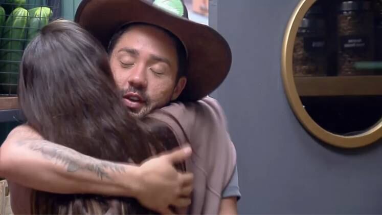 Pedido de desculpas

Dayane decidiu conversar com Rico após a revelação de Aline. A modelo pediu desculpas ao humorista por destruir sua jaqueta, entretanto, ela afirmou que não iria mudar seus pensamentos sobre os participantes após a eliminação de Valentina. Os peões foram interrompidos por Aline, que entrou na despensa procurando pelo amigo