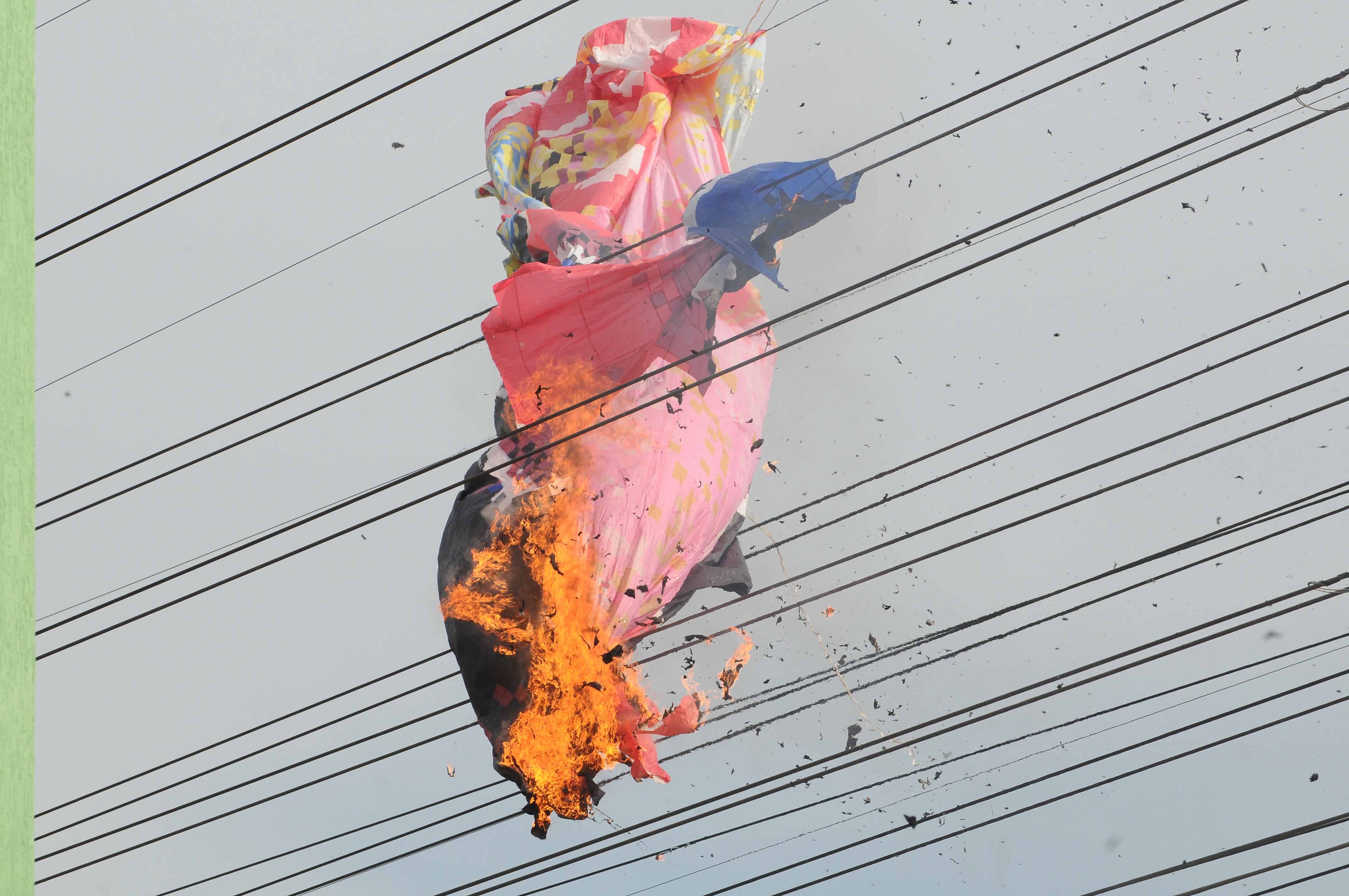 Um balão caiu sobre uma casa na rua Caraguataí, na Vila Floresta, em Santo André, no ABC Paulista, na manhã desta segunda-feira (31)