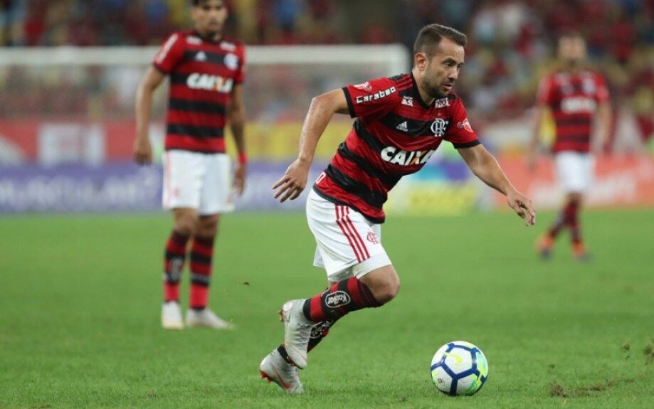 EVERTON RIBEIRO - Nos últimos jogos, o meia-atacante do Flamengo tem se destacado, favorecendo seus números na disputa nacional. Com 18 jogos, o jogador fez 4 gols, além de valorizar os passes para seus companheiros, com 4 somadas.
