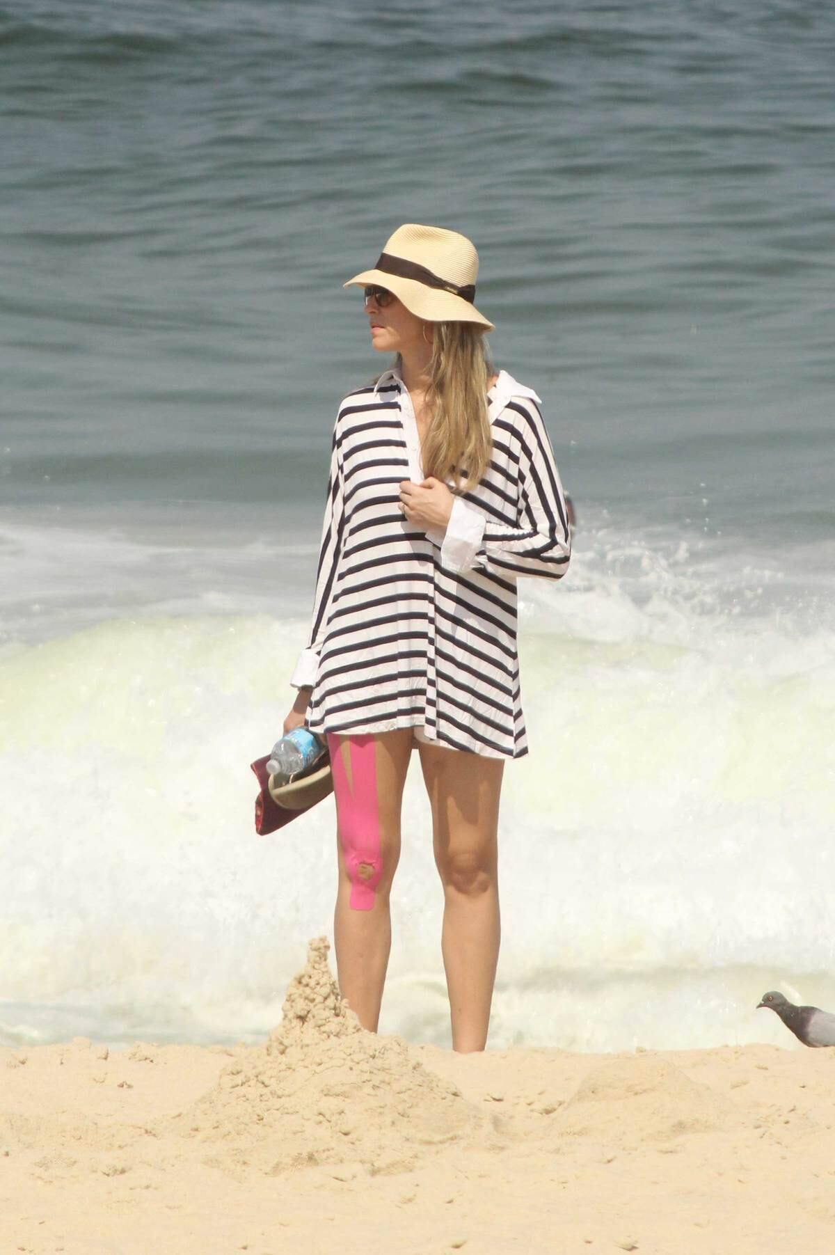 Luana Piovani e Pedro Scooby curtem dia de praia no Rio de Janeiro