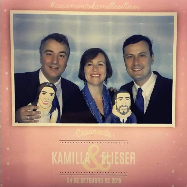Os convidados podiam levar uma foto customizada do casamento para casa