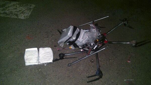 Da mesma forma, drones estão sendo cada vez mais usados pelo narcotráfico para o contrabando através das fronteiras. No entanto, a maioria dos drones não pode (ainda) realizar os crimes tanto quanto os traficantes gananciosos querem. Em 20 de janeiro deste ano, um drone com metanfetamina caiu perto da fronteira com San Diego, Tijuana. Autoridades disseram que esta não foi a primeira vez que isso aconteceu 
